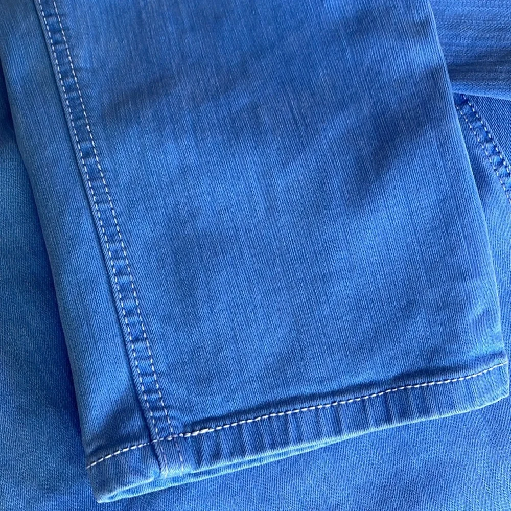 Chico's So Slimming Jeans –‎ Size 2.5  Flattering Tummy Control Denim
